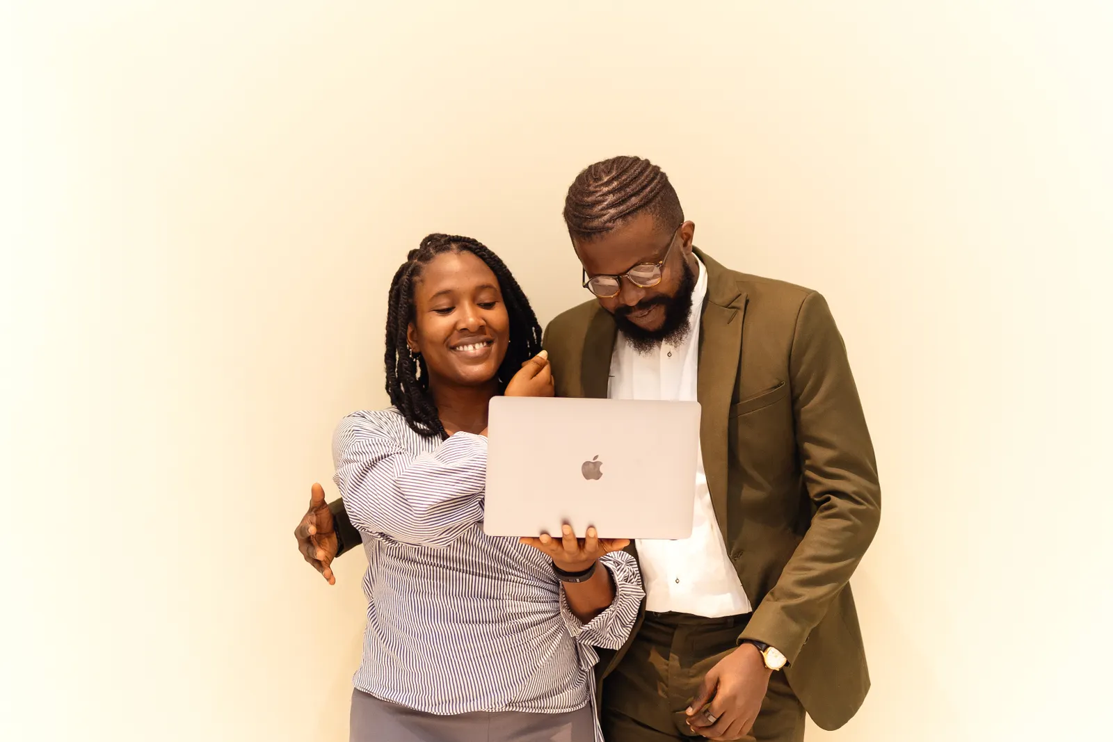 Une équipe professionnelle collaborant autour d’un ordinateur portable à Lagos