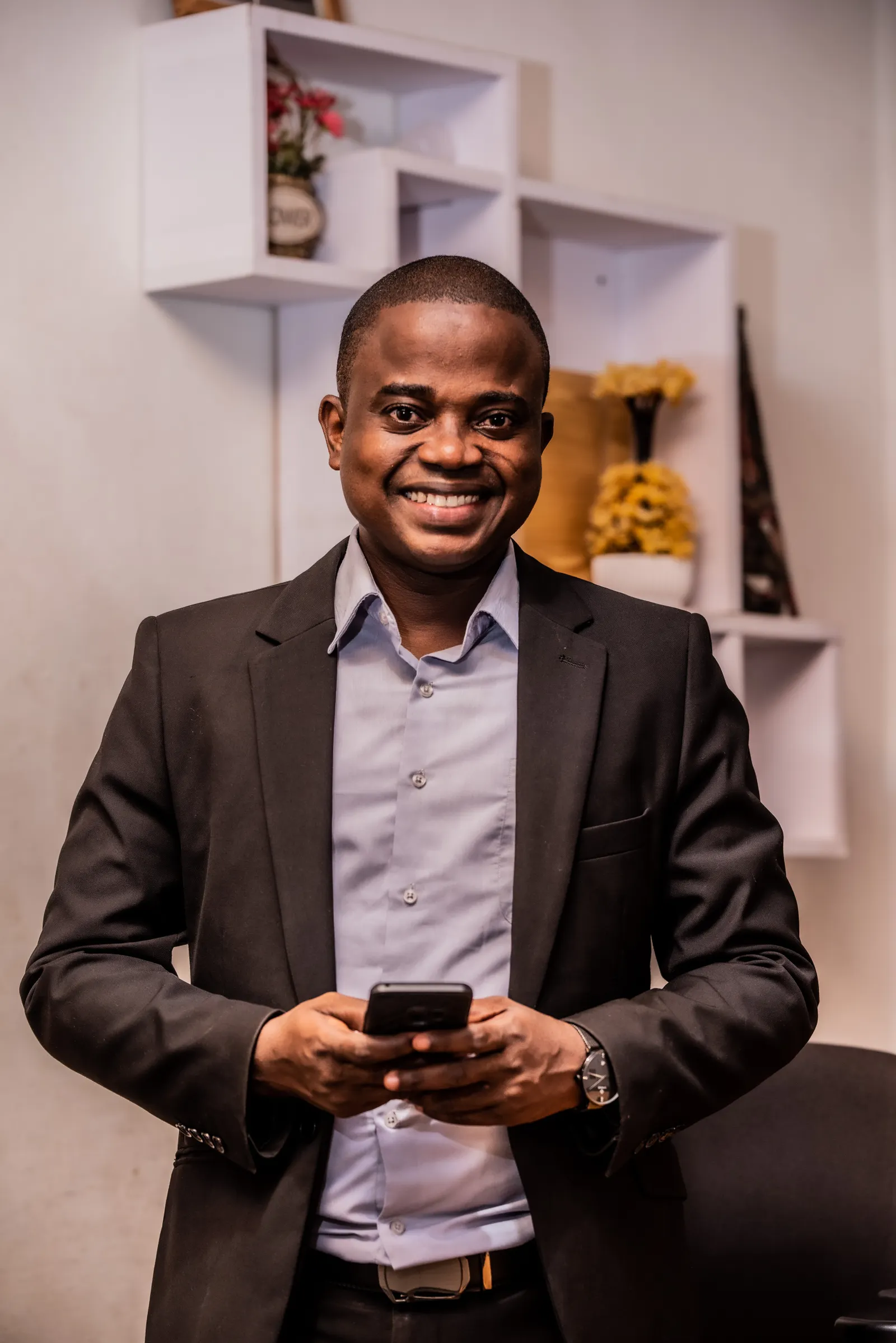 Un professionnel utilisant un smartphone dans un espace de travail moderne