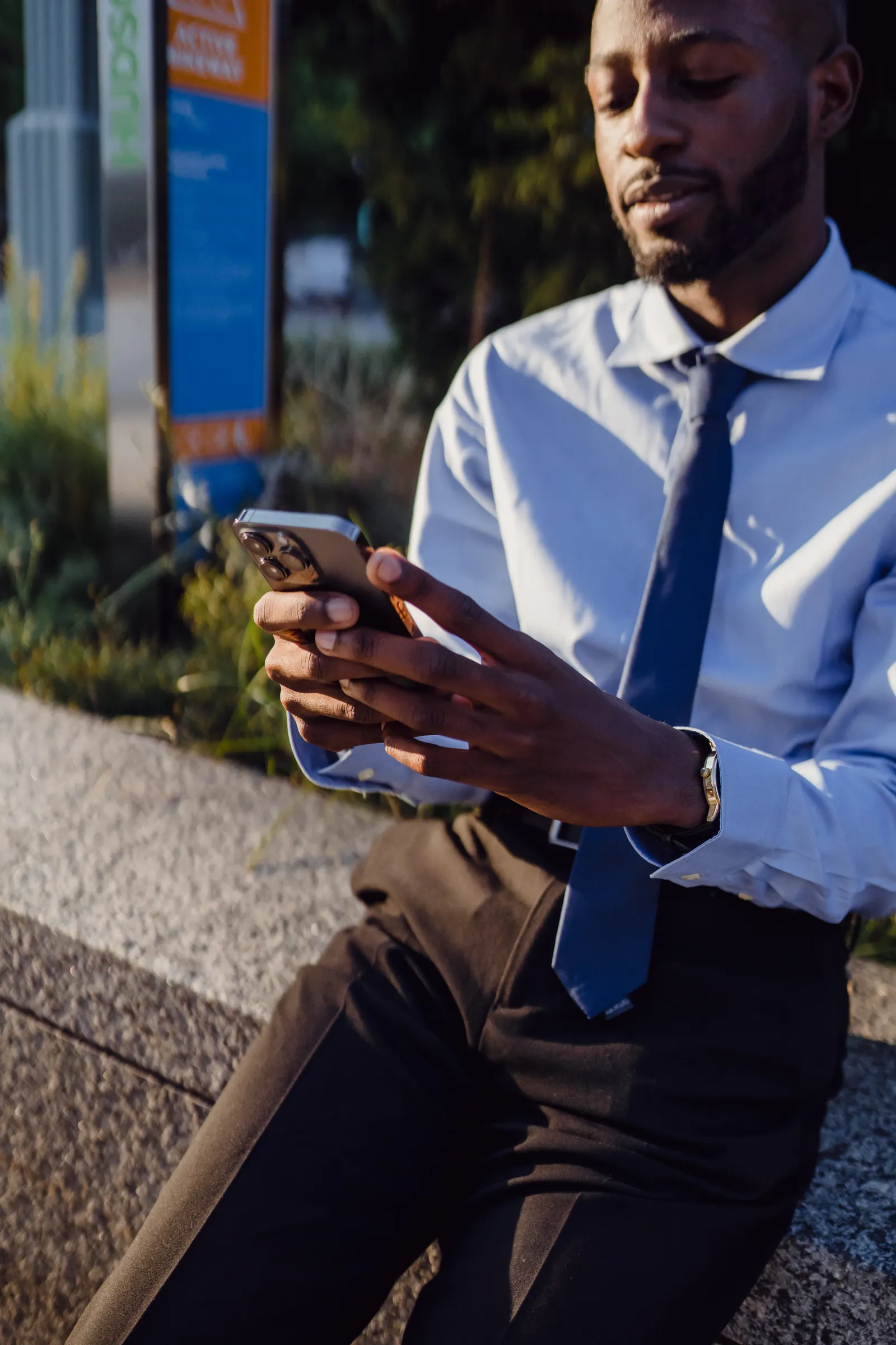Des personnes utilisant un smartphone dans une situation réelle liée à Prêt entre particuliers