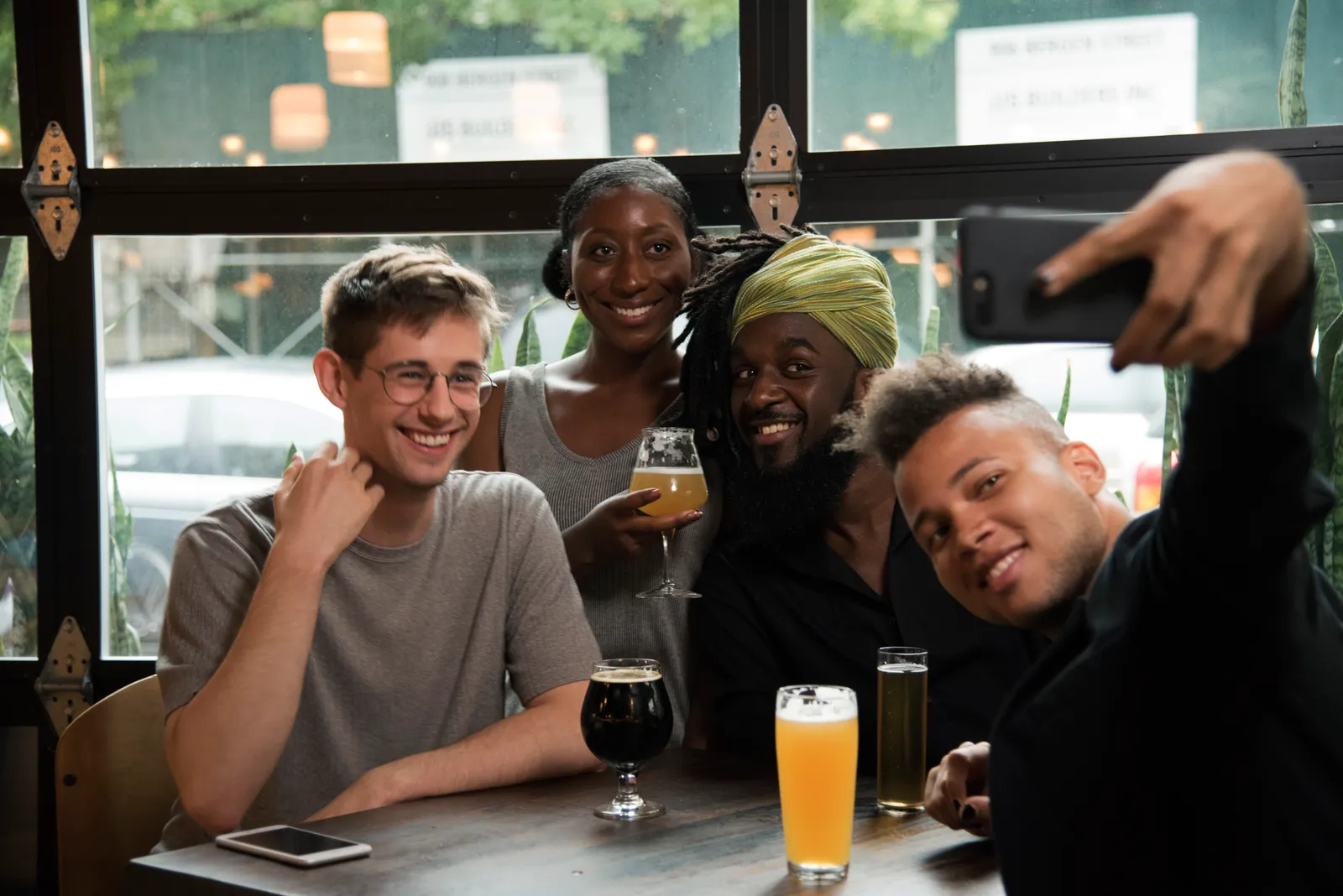 Des amis immortalisant un moment partagé dans un café